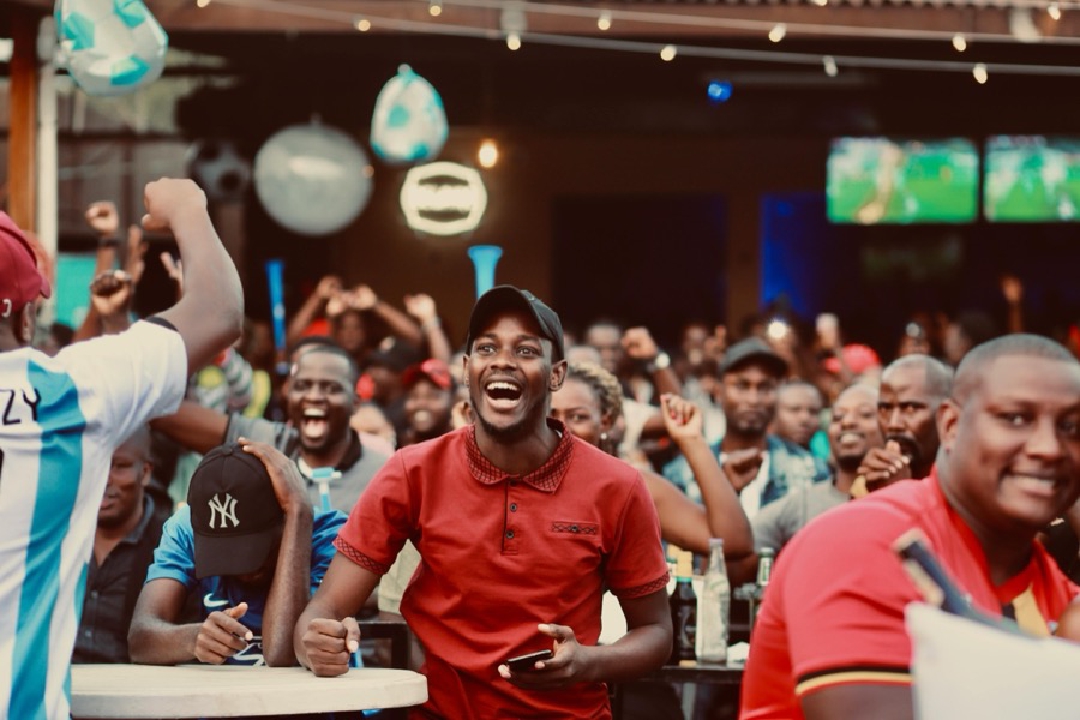 images/fans_in_bar_cheering.jpg