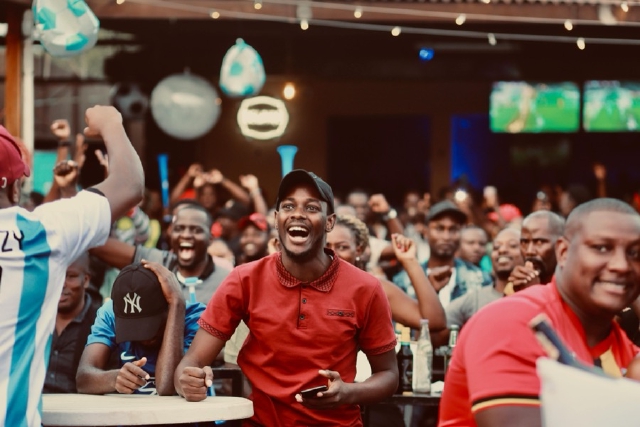 images/fans_in_bar_cheering.jpg