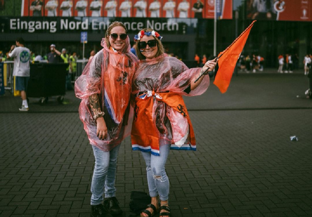 images/holland_fans.jpg