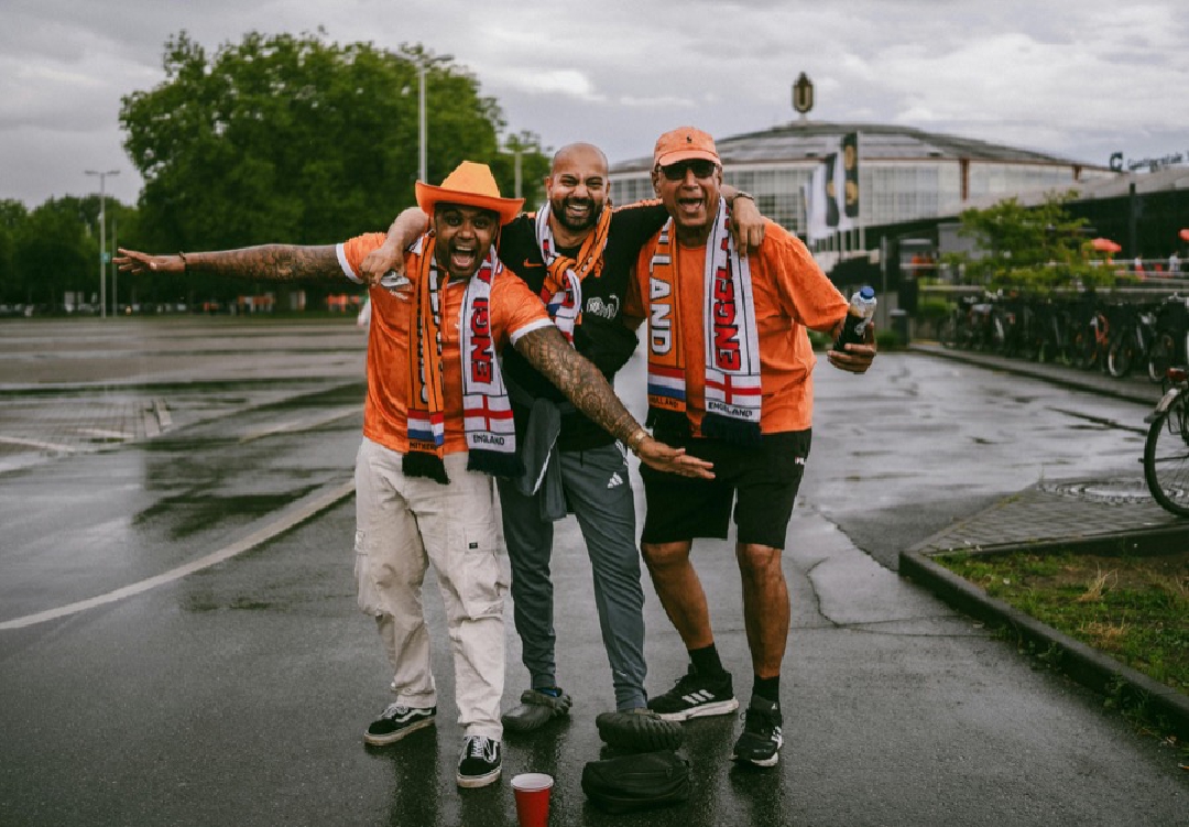 images/holland_stadium_fans.jpg