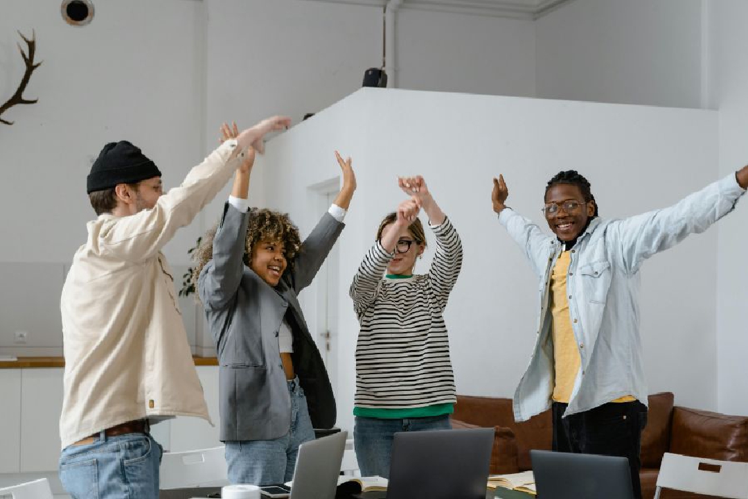 images/colleagues_cheering.jpg
